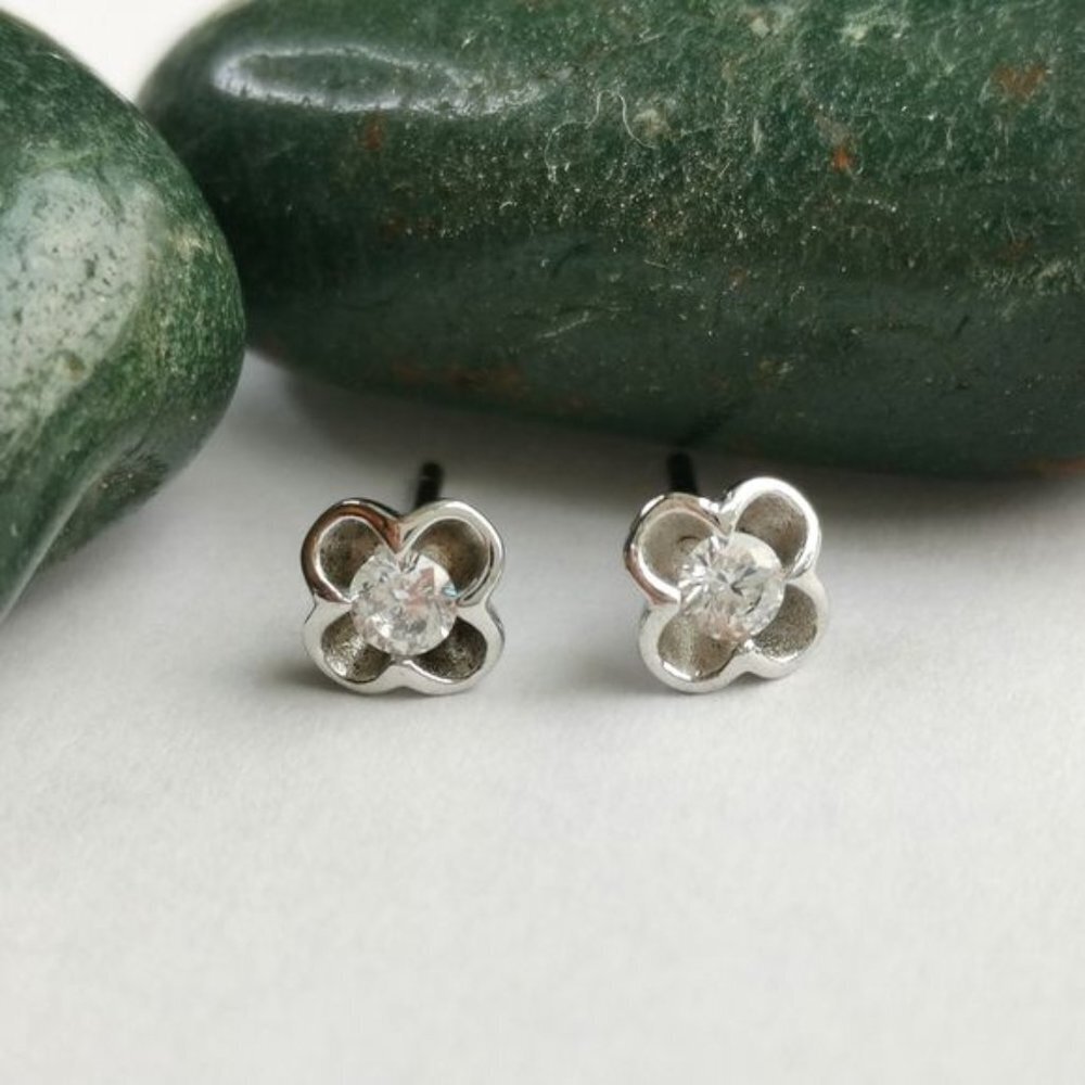 New Sterling Silver Cz Flower Stud Earrings